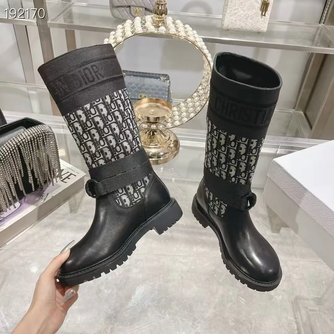 👟👟Ex-factory price 560👟👟 Dior color-blocking new boots for autumn and winter, the latest electric embroidery color-blocking letter logo for autumn and winter, round-toe high-top knight boots for women, Material: first-layer cowhide stitched with electric embroidery fabric, sheepskin lining for feet, original molded TPU outsole Size: 35-40 yards